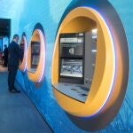 Uno de los cajeros de CaixaBank dotado de reconocimiento facial