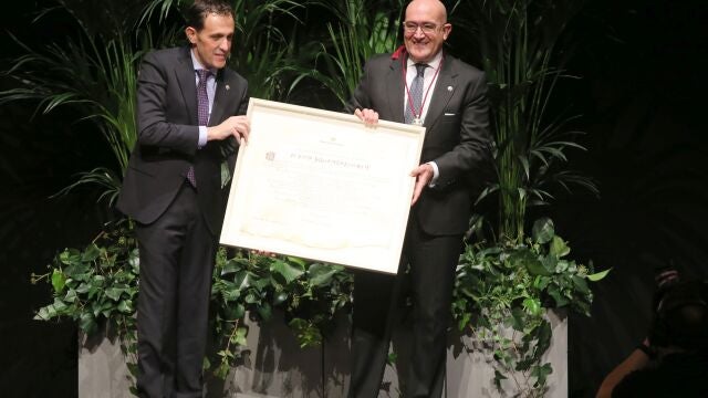 La Diputación de Valladolid celebra con los 234 alcaldes y alcaldesas el Día de la Provincia 2019. La institución provincial entrega la Medalla de Oro al que fuera presidente los últimos ocho años, Jesús Julio Carnero