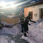 Militares de la UME trabajan a destajo para quitar la nieve de las casas y calles en la comarca leonesa de Laciana