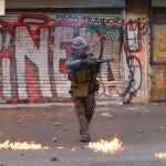 AME5539. SANTIAGO (CHILE), 15/11/2019.- Carabineros se enfrentan este viernes a manifestantes durante una nueva jornada de protestas en la Plaza Italia, rebautizada popularmente como "Plaza Dignidad", en Santiago (Chile). Las multitudinarias protestas de Chile se iniciaron por la subida del precio de pasaje de metro y se convirtieron luego en un clamor contra el Gobierno. Son en su mayoría pacíficas, aunque se han registrado duros enfrentamientos entre manifestantes y agentes, saqueos y destrucción de mobiliario público. La crisis ya se ha cobrado la vida de al menos 22 personas -cinco de ellos presuntamente a manos de las fuerzas de seguridad- y miles de heridos y detenidos, además de denuncias de abuso policial y torturas. EFE/ Alberto Valdés