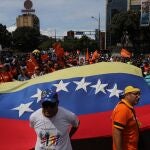 -FOTODELDÍA- AME5633. CARACAS (VENEZUELA), 16/11/2019.- Opositores del Gobierno de Nicolás Maduro marchan este sábado 16 de noviembre de 2019 en Caracas (Venezuela). La convocatoria opositora se anunció hace un mes y durante las últimas semanas las fuerzas políticas que se oponen al chavismo han estado animando a la población a participar en esta manifestación, cuyo éxito, asegura el antichavismo, "depende de todos". El jefe del Parlamento, Juan Guaidó, reconocido como presidente encargado de Venezuela por casi 60 países, lidera esta cruzada y en las últimas horas ha intensificado sus llamamientos a la calle luego de una protesta estudiantil que fue reprimida con gases lacrimógenos en Caracas. EFE/Miguel Gutiérrez