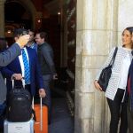Imagen de archivo de Juan Marín fotografiando a Inés Arrimadas junto a un ciudadano que la abordó en Sevilla / Foto: Manuel Olmedo