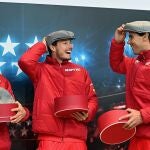 Los tenistas Rafa Nadal (d) Roberto Bautista (i) y Pablo Carreño posan con gorras de chulapo durante la visita que realizaron este domingo al stand de la Comunidad y el Ayuntamiento de Madrid dentro de la Caja Mágica un día antes de que arranque la fase final de la Copa Davis, que se disputará del 18 al 24 de noviembre en la capital.