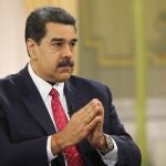 AME6210. CARACAS (VENEZUELA), 17/11/2019.- Fotografía cedida por Prensa de Miraflores del Presidente de Venezuela, Nicolás Maduro, en una entrevista con el periodista venezolano José Vicente Rangel (fuera de cuadro) en Caracas (Venezuela). Maduro dijo que no desaprueba la dolarización de facto que experimenta un sector de la economía del país, al considerar que el fenómeno actúa como una "válvula de escape" que aporta a la "recuperación y despliegue" de las fuerzas productivas. "Ese proceso que llaman de dolarización puede servir para la recuperación y despliegue de las fuerzas productivas del país y el funcionamiento de la economía. Es una válvula de escape, gracias a Dios existe", indicó el mandatario en una entrevista transmitida este domingo por la televisión privada Televen.EFE/PRENSA MIRAFLORES/ NO VENTAS/ SOLO USO EDITORIAL