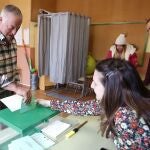 Elecciones locales parciales en la provincia de León. En la imagen, votación a los pedáneos de Secarejo en el colegio de Cimanes del Tejar