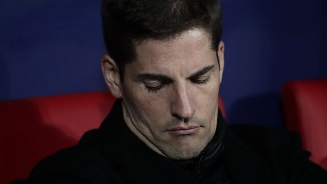 Robert Moreno, en el banquillo durante el partido contra Rumanía