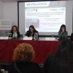 La psicóloga de AFA Zamora, María del Carmen Pita, a la izquierda, durante la ponencia sobre diagnóstico temprano del alzheimer que impartía en el Congreso Nacional de Huesca