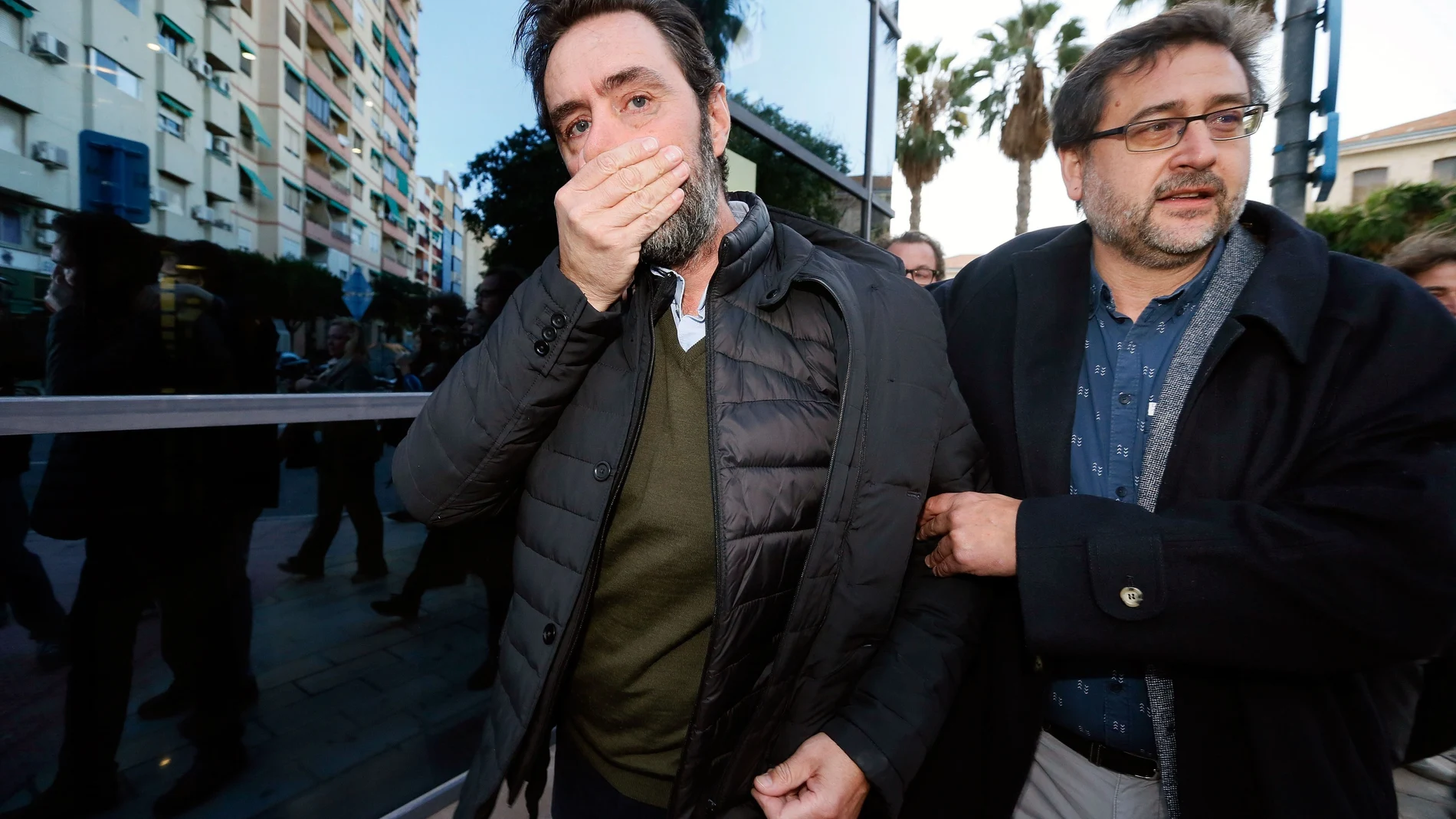Miguel López (i) , yerno de María del Carmen Martínez, viuda del expresidente de Caja Mediterráneo (CAM) Vicente Sala,asesinada en Diciembre de 2016 ,sale de la sala tras considerarle el jurado "no culpable" del asesinato (imagen de archivo)