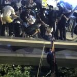 Un manifestante intenta huir de la Universidad Politécnica de Hong Kong