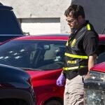 Un agente de policía trabaja en la zona donde se produjo un tiroteo en el aparcamiento de un supermercado Walmart en Duncan, Oklahoma.