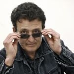 GRAF2934. BARCELONA, 27/12/2016.- Quince nuevas canciones compuestas por Manolo García en los últimos tres años conforman "Geometría del rayo", un disco que, según ha dicho a Efe, "tira la caña para pescar esa chispa de felicidad que a veces está ahí" y conjurar "la epidemia general de descontento que se ha extendido en este mundo trastocado". EFE/ Andreu Dalmau