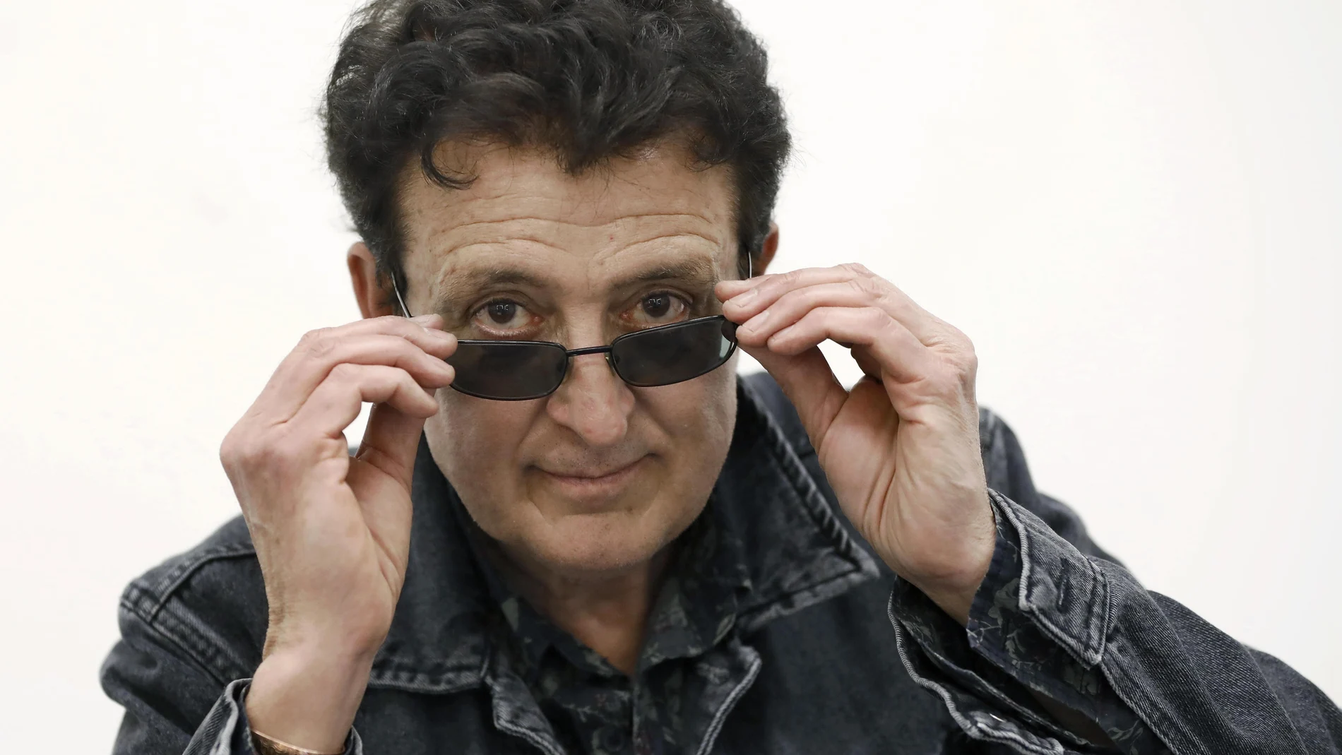 GRAF2934. BARCELONA, 27/12/2016.- Quince nuevas canciones compuestas por Manolo García en los últimos tres años conforman "Geometría del rayo", un disco que, según ha dicho a Efe, "tira la caña para pescar esa chispa de felicidad que a veces está ahí" y conjurar "la epidemia general de descontento que se ha extendido en este mundo trastocado". EFE/ Andreu Dalmau