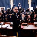 El teniente coronel Alexander Vindman a su llegada al Congreso este martes para testificar sobre el "impeachment" a Trump