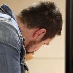 GRAF1560. SANTIAGO DE COMPOSTELA, 19/11/2019.- José Enrique Abuin, alias El Chicle, acusado por la muerte de Diana Quer, se esconde detrás de un ordenador al inicio de la quinta jornada del juicio que se celebra en la Audiencia Provincial de A Coruña en Santiago de compostela. EFE/Xoán Rey