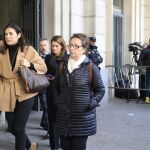 La exviceconsejera de Hacienda de la Junta de Andalucía Carmen Martínez Aguayo ha sido condenada por la Audiencia de Sevilla a diez años de inhabilitación como autora de un delito continuado de prevaricación y ha sido absuelta del delito de malversación, por el que el fiscal pedía seis años de cárcel, en el caso de los ERE, hoy a la salida de la Audiencia de Sevilla donde se ha dado a conocer la sentencia