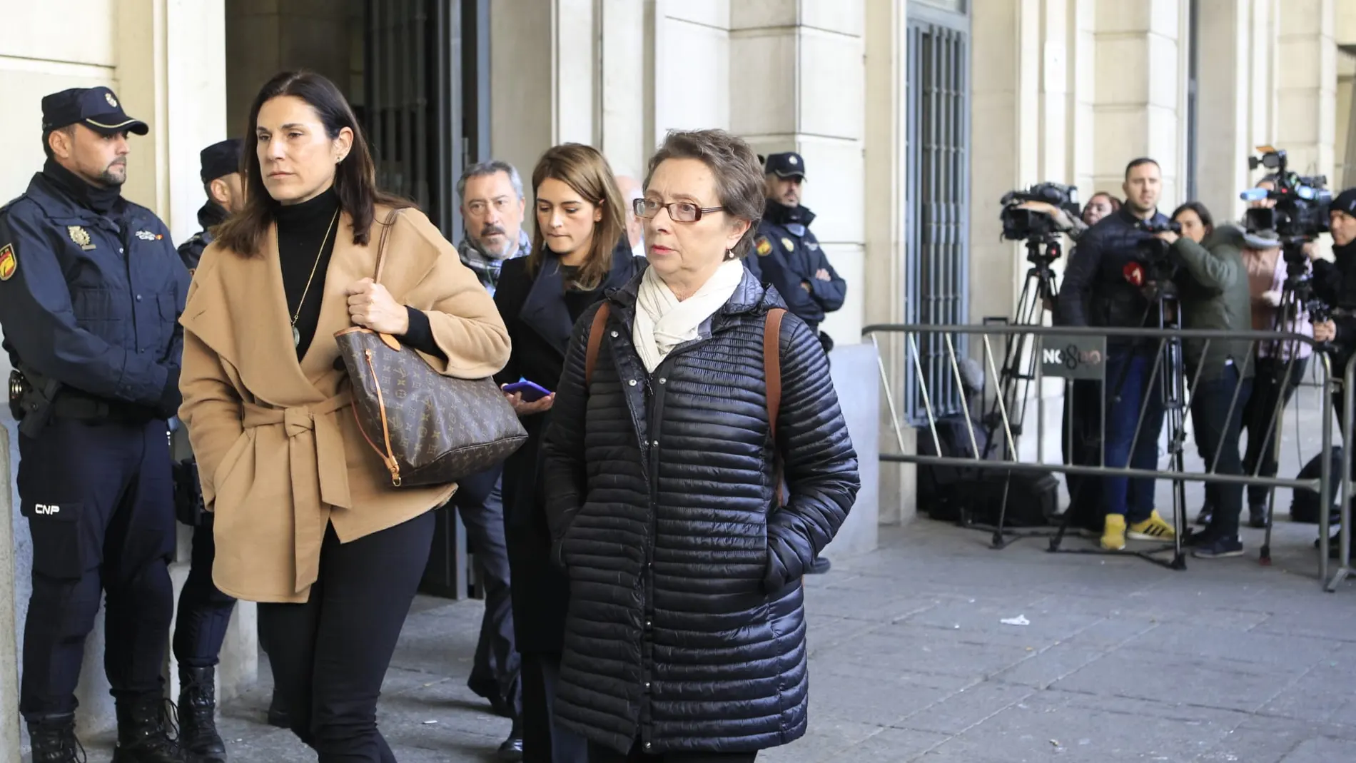 La exviceconsejera de Hacienda de la Junta de Andalucía Carmen Martínez Aguayo ha sido condenada por la Audiencia de Sevilla a diez años de inhabilitación como autora de un delito continuado de prevaricación y ha sido absuelta del delito de malversación, por el que el fiscal pedía seis años de cárcel, en el caso de los ERE, hoy a la salida de la Audiencia de Sevilla donde se ha dado a conocer la sentencia