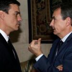 El secretario general del PSOE, Pedro Sánchez, y el expresidente del Gobierno José Luis Rodríguez Zapatero