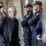 El expresidente José Antonio Griñán, a su llegada a la Audiencia de Sevilla para conocer la sentencia que le ha condenado por los ERE