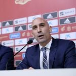 GRAF1710 LAS ROZAS (Madrid), 19/11/2019.- El presidente de la Federeación Española de Fútbol (EFEF), Luis Rubiales, d., acompañado por el director deportivo de la RFEF, José Francisco Molina, durante la rueda de prensa que ofreció hoy en la Ciudad del Fútbol donde ha anunciado que Robert Moreno ha dejado de ser seleccionador nacional de fútbol, cargo al que regresa Luis Enrique Martínez. Robert Moreno, que había reemplazado a Luis Enrique cuando este tuvo que dejar sus funciones por la enfermedad de su hija Xana, se marcha invicto en seis partidos tras firmar como seleccionador el 19 de junio y después de conseguir que la selección española se clasificara para la Eurocopa 2020 como primera del grupo F y con la condición de cabeza de serie para el sorteo. EFE/Rodrigo Jiménez