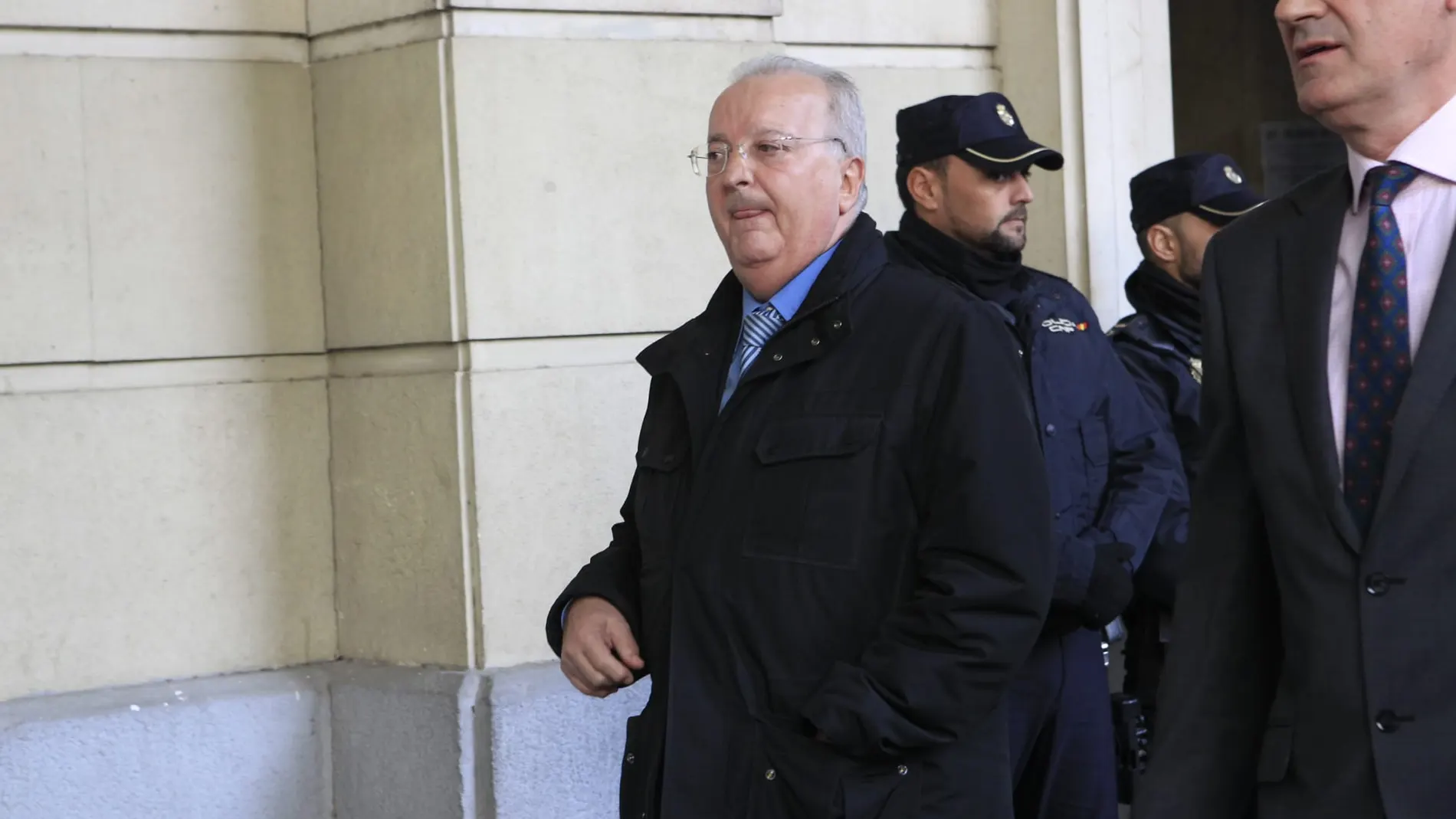 El exconsejero de Empleo Antonio Fernández, a su llegada a la Audiencia de Sevilla