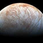 Fotografía facilitada por la NASA de Europa, la luna helada de Júpiter, tomada desde la nave espacial Galileo
