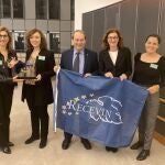 GRAF2845. BRUSELAS, 20/11/2019.- (Izq-der) La alcaldesa de Aranda de Duero junto a la presidenta de la Asociación Española de Ciudades del Vino (ACEVIN), Rosa Melchor, el vicepresidente de la iniciativa Recevin, Floriano Zambon, la europarlamentaria Maite Pagazaurtundúa y la concejala de promoción industrial, comercial, desarrollo e innovación, Olga Maderuelo, este miércoles, tras recibir en el Parlamento Europeo, en Bruselas, el premio Ciudad Europea del Vino 2020, que otorga anualmente la Red Europea de Ciudades del Vino (RECEVIN). EFE/ Laura I. Sánchez