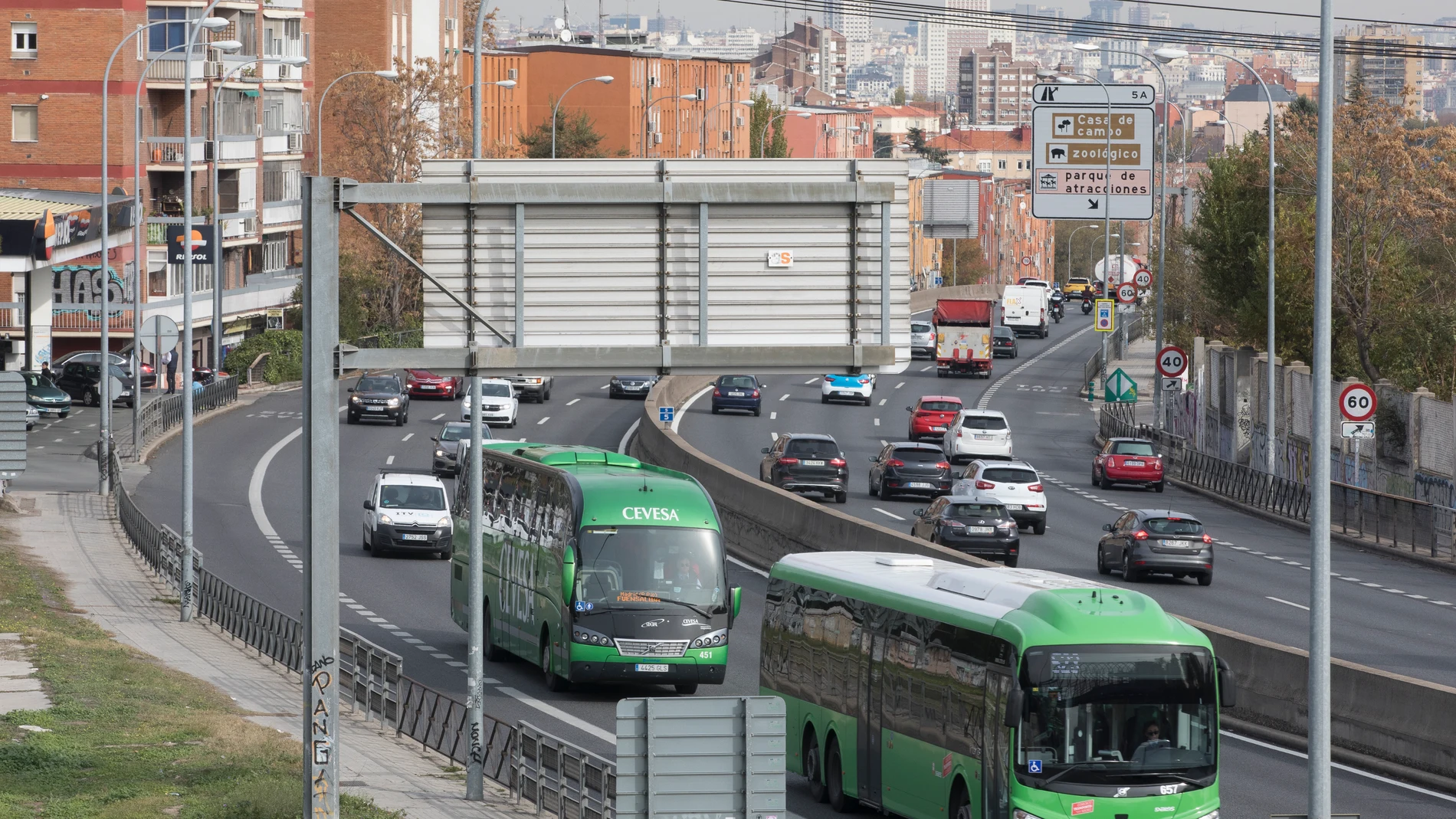 Aún no se ha definido si este nuevo carril será similar al que se va a construir en la A-2 que se incluirá en el centro de la calzada