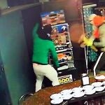 Dos delincuentes asaltando un comercio