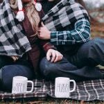 Pareja disfrutando de un picnic