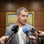 Toni Cantó atiende a los medios de comunicación