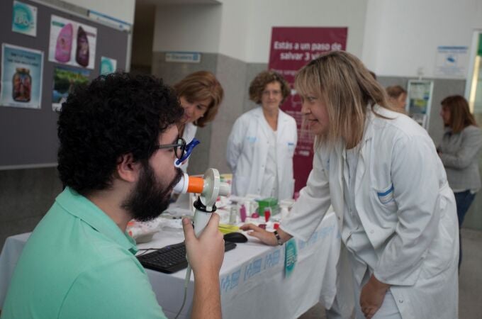 Persona haciéndose una espirometría, la prueba para diagnosticar la EPOC