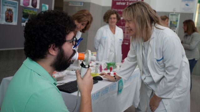 Persona haciéndose una espirometría, la prueba para diagnosticar la EPOC