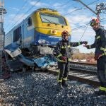 Vista de la furgoneta arrollada por un tren de mercancías a la altura del término municipal de Manzanares (Ciudad Real) en la que han fallecido dos personas.