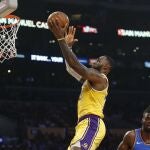 LeBron James se dispone a anotar una bandeja