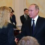 El presidente ruso, Vladimir Putin, condecora a las viudas de quienes murieron en agosto en la explosión de un misil de combustible nuclear en la plataforma cerca de Severodvinsk, durante una reunión en el Kremlin en Moscú