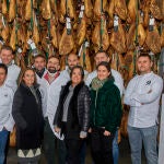 Representantes de la familia Blázquez, junto a los cocineros que acudieron a la presentación del nuevo jamón