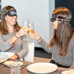 Dos participantes del experimento cata a ciegas brindan