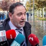 GRAF3514 BURGOS, 21/11/2019.- El abogado de Carlos Cuadrado tras la conclusión de la primera jornada del juicio a los tres exjugadores del Arandina Club de Fútbol acusados de agredir sexualmente a una menor en la Audiencia Provincial de Burgos. EFE/Santi Otero