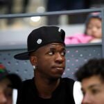 El delantero brasileño del Real Madrid Vinícius Júnior asiste al partido entre el tenista español Pablo Carreño y el argentino Guido Pella, correspondiente a los cuartos de final que se disputan este viernes en la Caja Mágica de Madrid