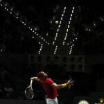 Nadal ejecuta un saque en su partido ante Schwartzman