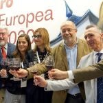 La alcaldesa de Aranda de Duero, Raquel González; el vicepresidente Francisco Igea, el viceconsejero Raúl Fernández Sobrino y la concejal Olga Maderuelo, entre otros, brindan en Intur por el nombramiento de Ciudad Europea del Vino