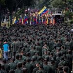 Simpatizantes del gobierno de Nicolás Maduro participan en una manifestación este jueves, en Caracas (Venezuela). EFE/ Maria Gabriela Angarita