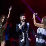 AME8793. NUEVA YORK, 22/11/2019.- Las hermanas Rosario (i) y Lolita (d) Flores, junto a Miguel Poveda cantan durante su actuación este viernes en el concierto que ha ofrecido en el "United Palace" de Manhattan, Nueva York. EFE / Eduardo Muñoz Álvarez.