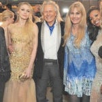 El magnate de la moda Peter Nygard (en el centro), junto a varios de sus invitados en uno de sus eventos