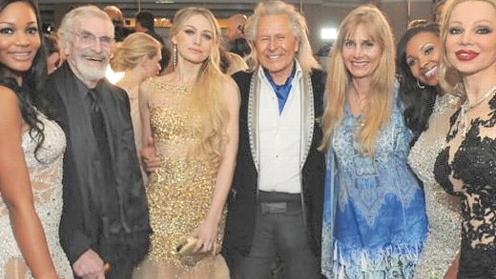 El magnate de la moda Peter Nygard (en el centro), junto a varios de sus invitados en uno de sus eventos