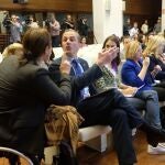 La representante de la Asociación Mujeres Marroquíes, Nadia Otmani, se enfrenta al portavoz de Vox en el Ayuntamiento de Madrid, Javier Ortega Smith, durante el acto municipal por el Día contra la Violencia Machista.DAVID ARENAL25/11/2019