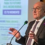 El consejero de Agricultura, Ganadería y Desarrollo Rural, Jesús Julio Carnero, presenta la 'Carta de Servicios para Jóvenes'