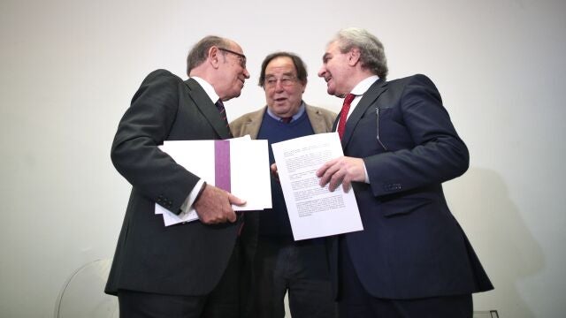 Nicolás Redondo; el jurista Francesc de Carreras de la plataforma `La España que reúne´ y el exministro de Cultura, César Antonio Molina en la presentación de un manifiesto contra el acuerdo PSOE-Podemos en la sede de la Fundación Diario Madrid,