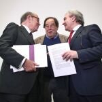 Nicolás Redondo; el jurista Francesc de Carreras de la plataforma `La España que reúne´ y el exministro de Cultura, César Antonio Molina en la presentación de un manifiesto contra el acuerdo PSOE-Podemos en la sede de la Fundación Diario Madrid,