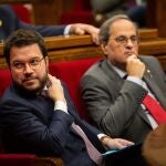 El vicepresident de la Generalitat, Pere Aragonès y el president de la Gneralitat, Quim Torra, durante el pleno de esta tarde.